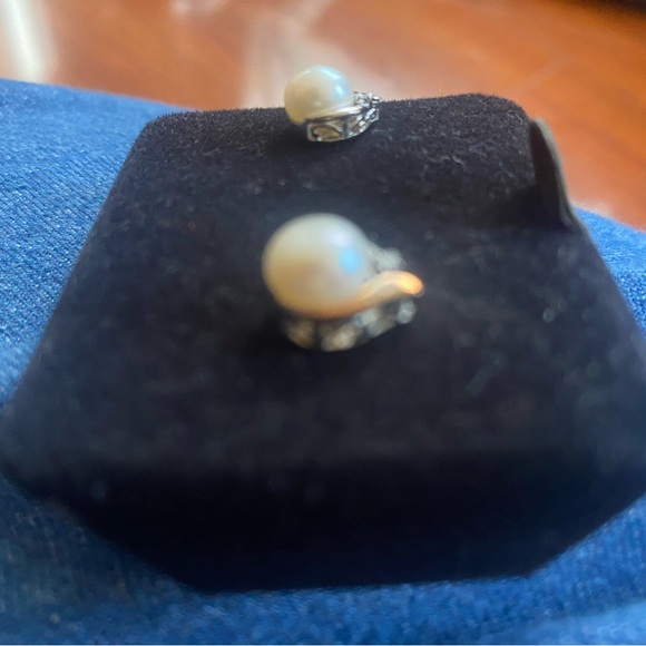 Pearl studs with gemstone - Picture 2 of 2